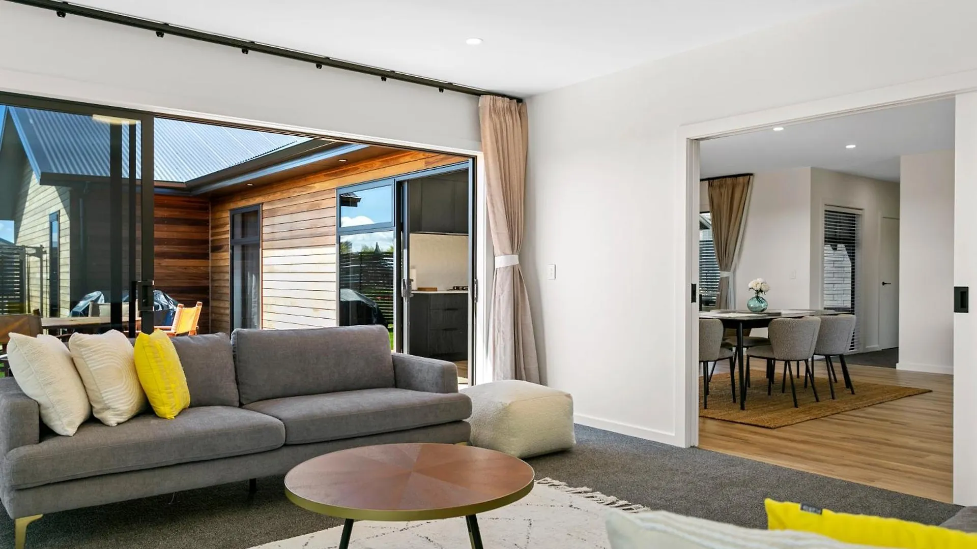 Villa Taupo New Retreat - Stylish, Convenient And Gully Track To The Lake