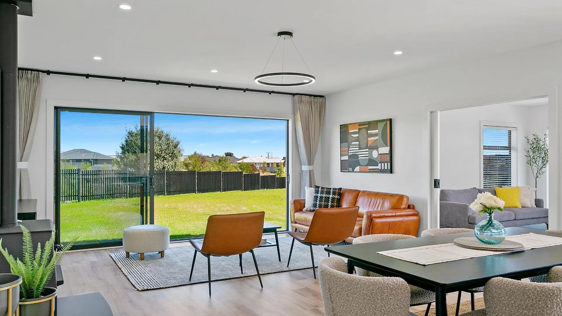 Taupo New Retreat - Stylish, Convenient And Gully Track To The Lake