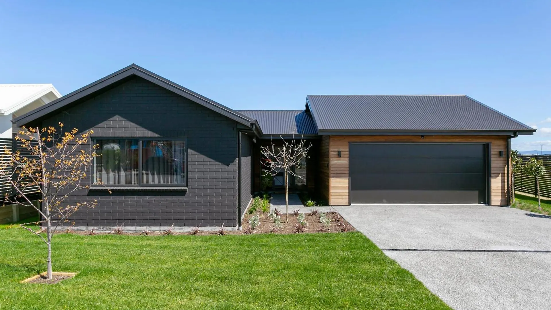 Villa Taupo New Retreat - Stylish, Convenient And Gully Track To The Lake