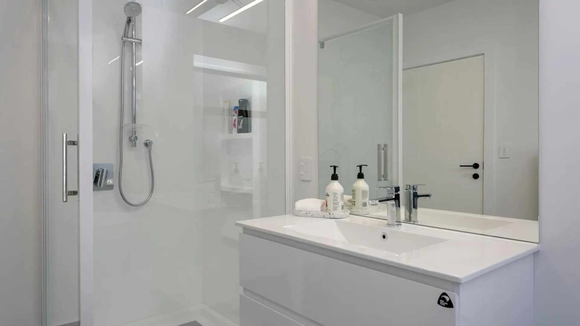 Taupo New Retreat - Stylish, Convenient And Gully Track To The Lake