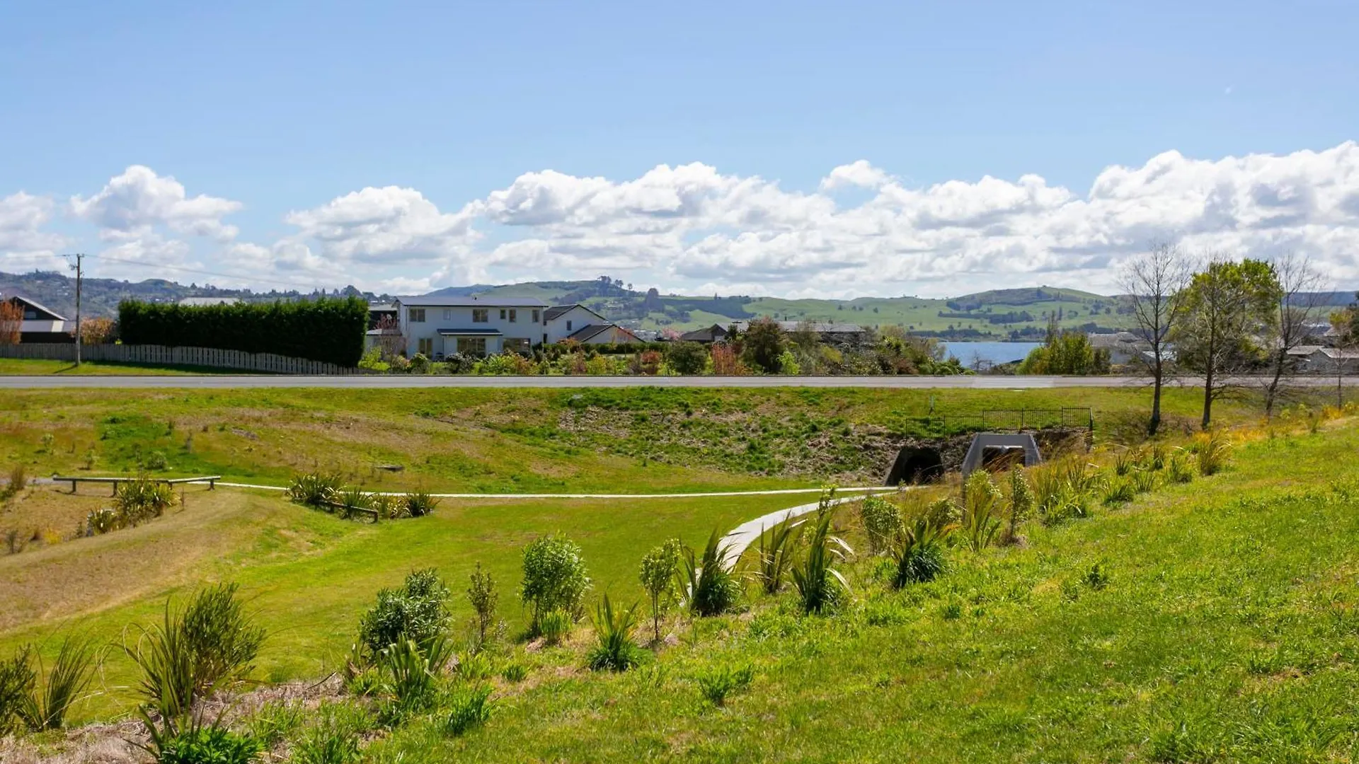 Taupo New Retreat - Stylish, Convenient And Gully Track To The Lake 0*,  New Zealand