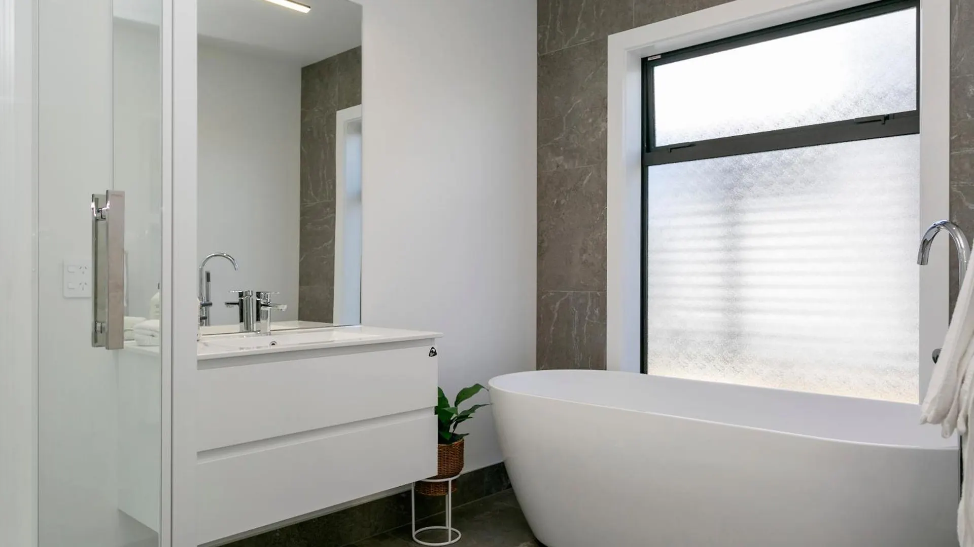 Taupo New Retreat - Stylish, Convenient And Gully Track To The Lake Villa