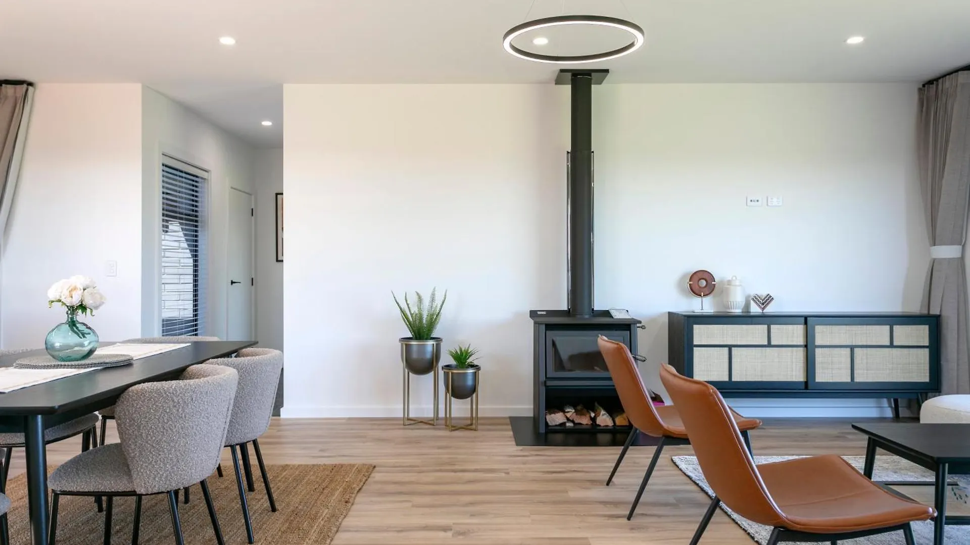 Villa Taupo New Retreat - Stylish, Convenient And Gully Track To The Lake New Zealand